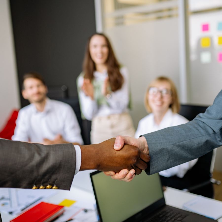 Equipe da Shamar Seguros em atendimento