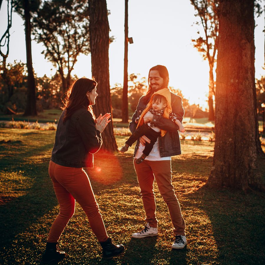 FamÃ­lia feliz ao ar livre